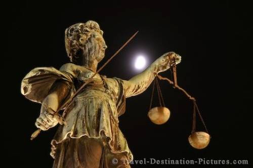 Justitia Moon Frankfurt